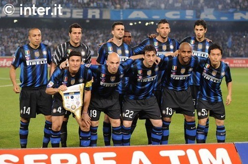 右脚踝囊受伤的基米希随德国队抵达卢森堡，走路仍有不便（基米希带伤随德国队抵达卢森堡，右踝囊受伤行走仍不便）