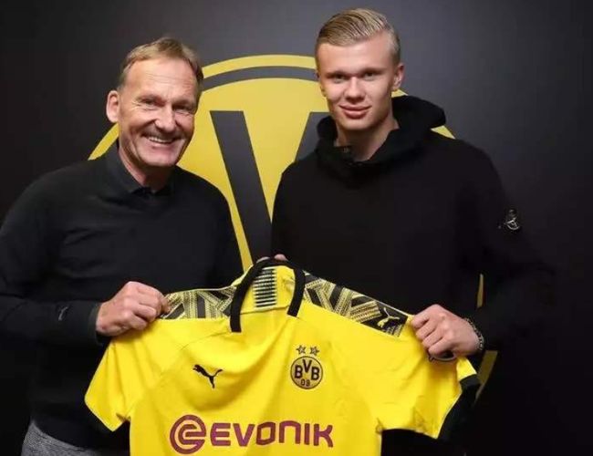 曼联对狼队的预测首发阵容：梅努的未来抉择，约罗强势回归（曼联vs狼队预测首发：梅努面临去留抉择，约罗强势复出）