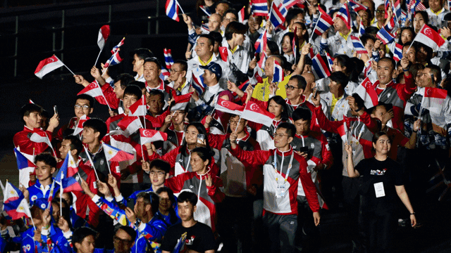 2025赛季，成都蓉城以红焰为刃、热血为甲，在三...（2025赛季，成都蓉城执赤焰为锋、披热血为甲，燃魂出征）