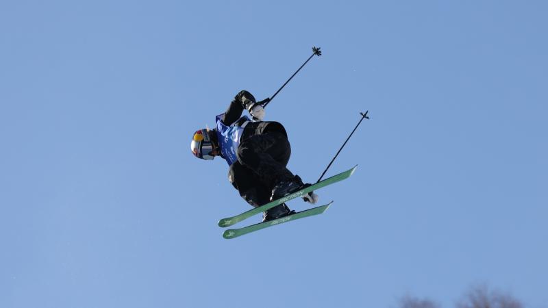 萨拉赫C罗面临相似十字路口，无法接受境遇的巨星将如何抉择？（萨拉赫与C罗同处抉择关口：不甘现状的巨星将走向何方？）