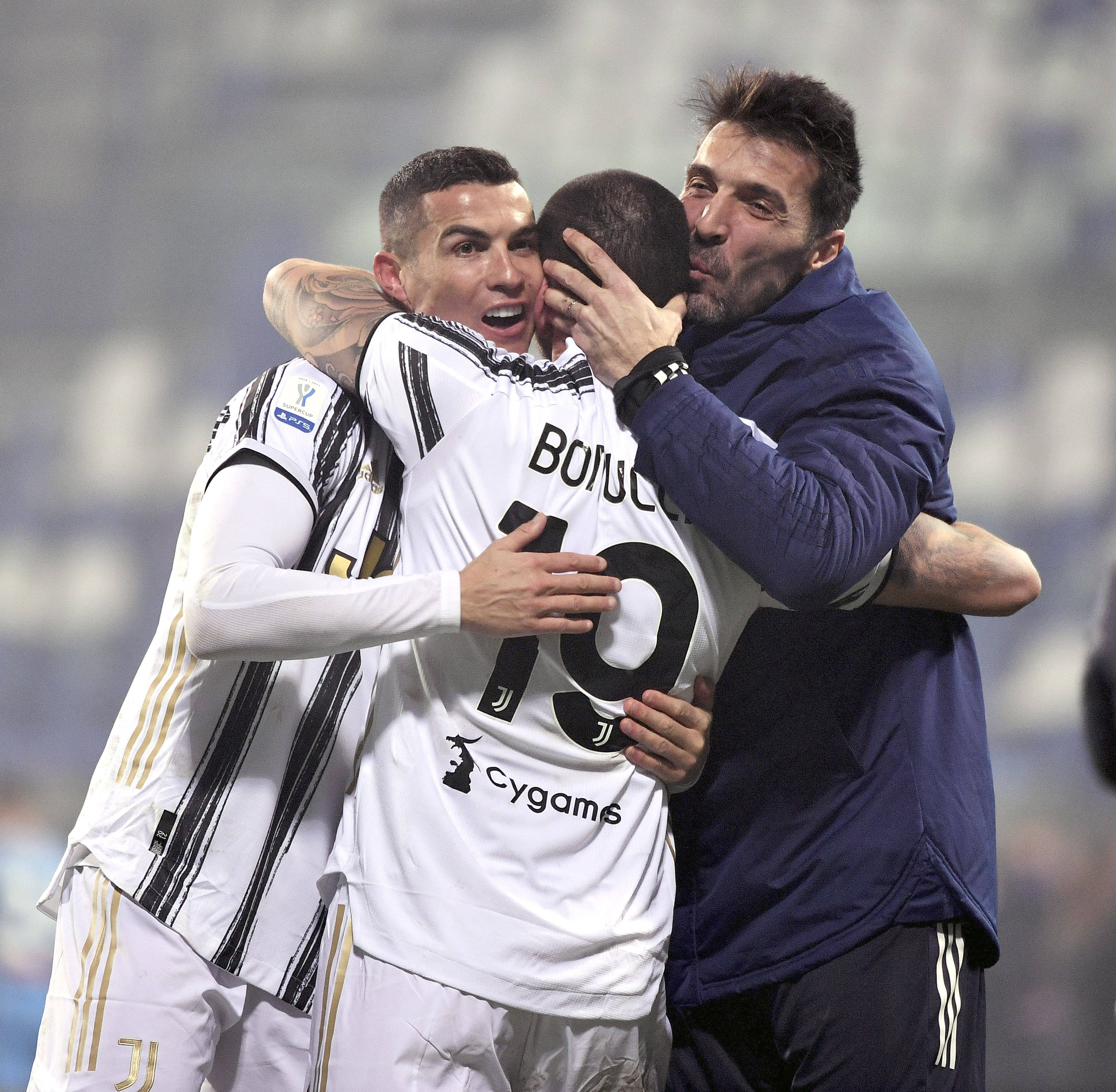 再见，巴萨U40！苏亚雷斯离队迈阿密国际，梅西独守美职联（巴萨老友记解散：苏亚雷斯告别迈阿密国际，梅西独撑美职联）