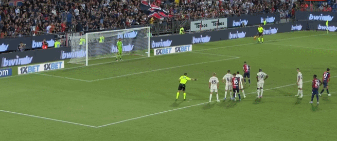 波兰足协谴责投掷烟火球迷：绝不容忍任何违反安全规定的行为（波兰足协痛斥向场内投掷烟火的球迷：对任何破坏安全的行为零容忍）