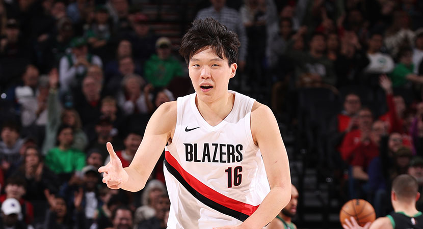 迈克·布朗：哈特整晚防字母哥都非常拼，唐斯进攻篮板很关键（迈克·布朗：哈特整场死守字母哥拼劲十足，唐斯的进攻篮板至关重要）