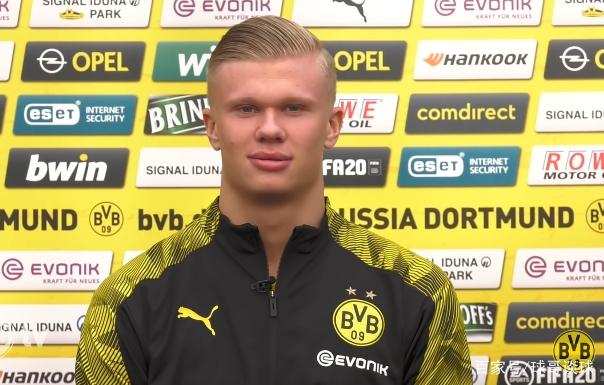 打破小贝纪录，布鲁日前锋福布斯是欧冠对巴萨传射最年轻球员（布鲁日前锋福布斯超越小贝，创欧冠对阵巴萨传射最年轻纪录）