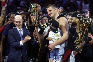 内维尔：卢克·肖防守时必须更强硬，他让后防的队友陷入两难（内维尔点名卢克·肖：防守强度需提升，别再让后防队友为难）