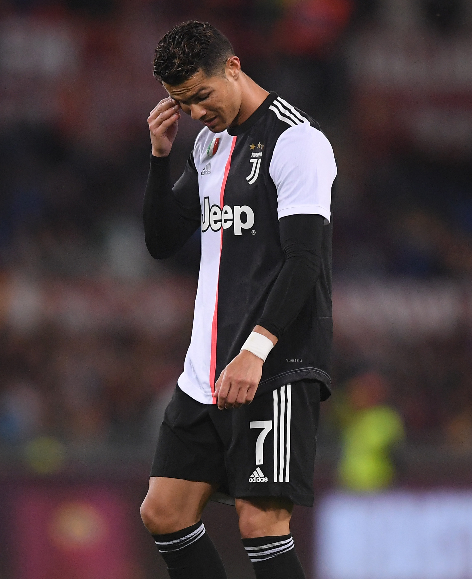 加比亚抱怨对手拖延时间，主裁：补时给了，你们想要15分钟吗（加比亚指责对手拖延，主裁回怼：补时已给，还想要15分钟？）