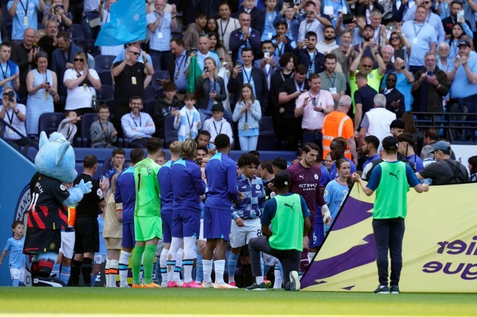 米体：泽林斯基本有望德比首发，但国家队赛后他出现身体问题（米体：泽林斯基预计德比首发，但国家队比赛后出现身体不适）