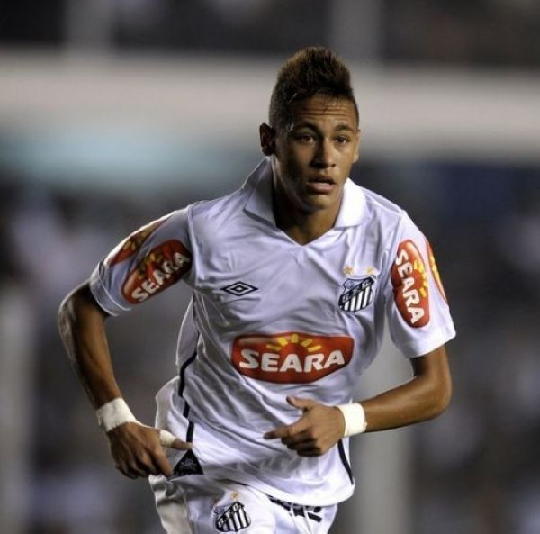 齐达内与蒯纪闻共同现身上海交大出席活动，现场教学马赛回旋（齐达内携手蒯纪闻亮相上海交大，现场示范马赛回旋）