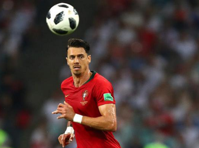 官方：纽卡斯尔联与17岁后卫埃皮亚签下职业合同（纽卡斯尔联官宣：17岁后卫埃皮亚签下职业合同）